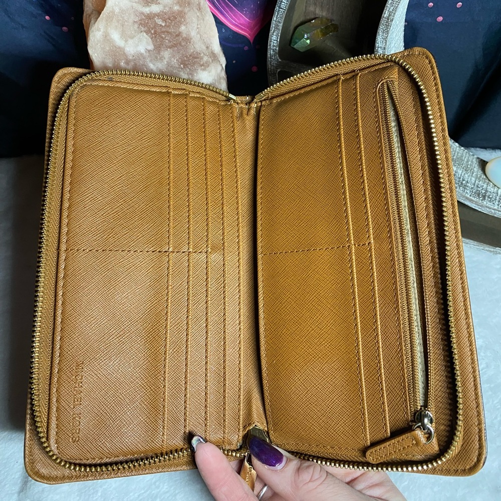 EUC Michael Kors Large Logo Continental Zip Wallet W/Locket - Picture 4 of 5